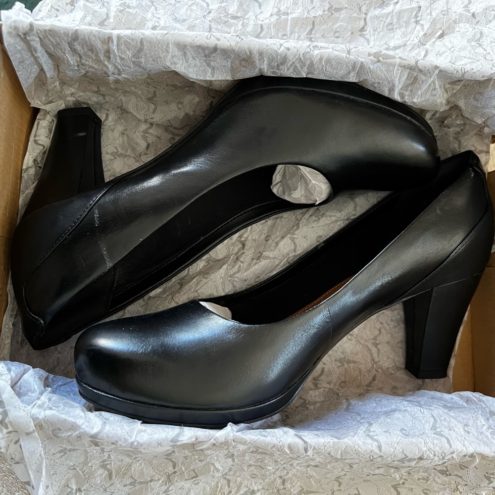 Black leather Clark size 10 shoe.